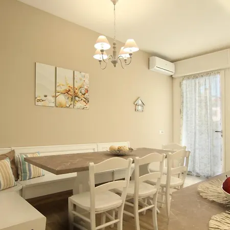 Romantic House With Jacuzzi Apartament
