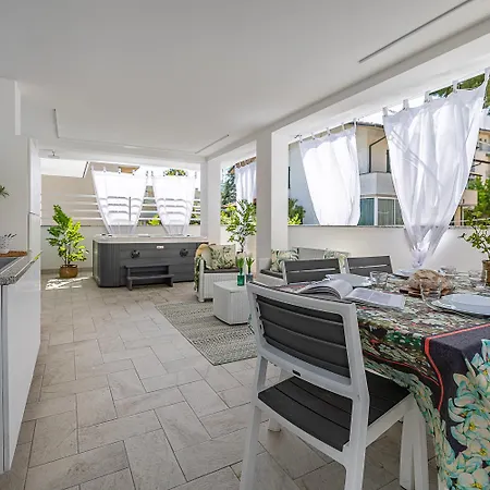 Romantic House With Jacuzzi Apartament